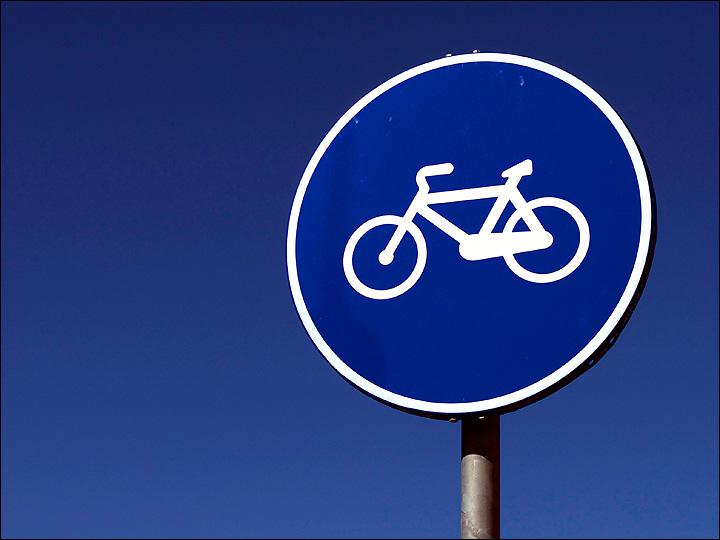 Nos oponemos a la imposición de la DGT a los ciclistas de circular con casco