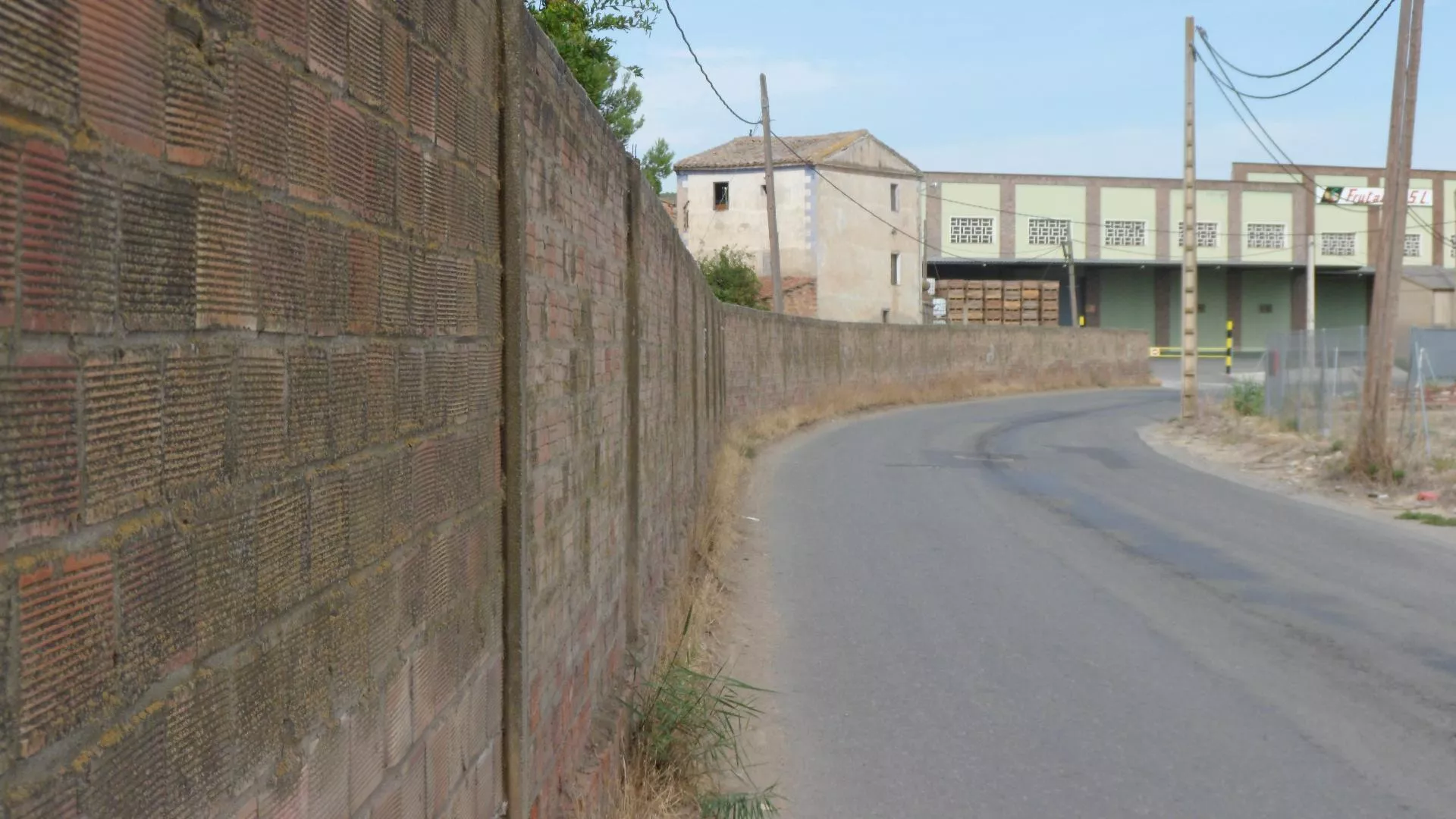 Denunciamos la peligrosidad de un tramo de carretera del polígono Camino de Giraba de Fraga