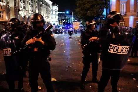 Willy Meyer denuncia ante la CE la imposibilidad de identificar a las fuerzas de seguridad del estado en las manifestaciones
