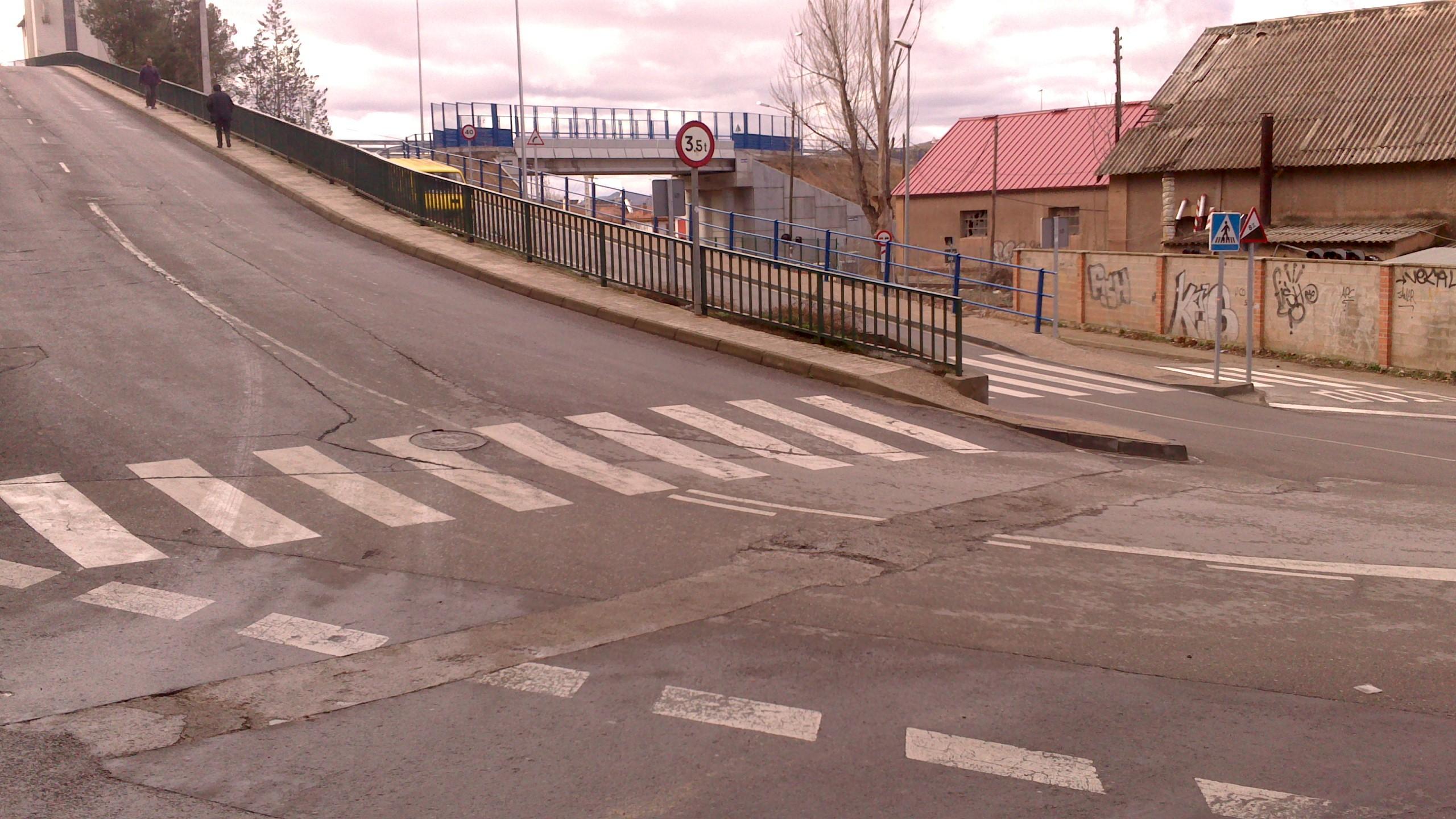Mejora de la seguridad en los pasos de cebra de Teruel: Cofiero / camino Villaspesa