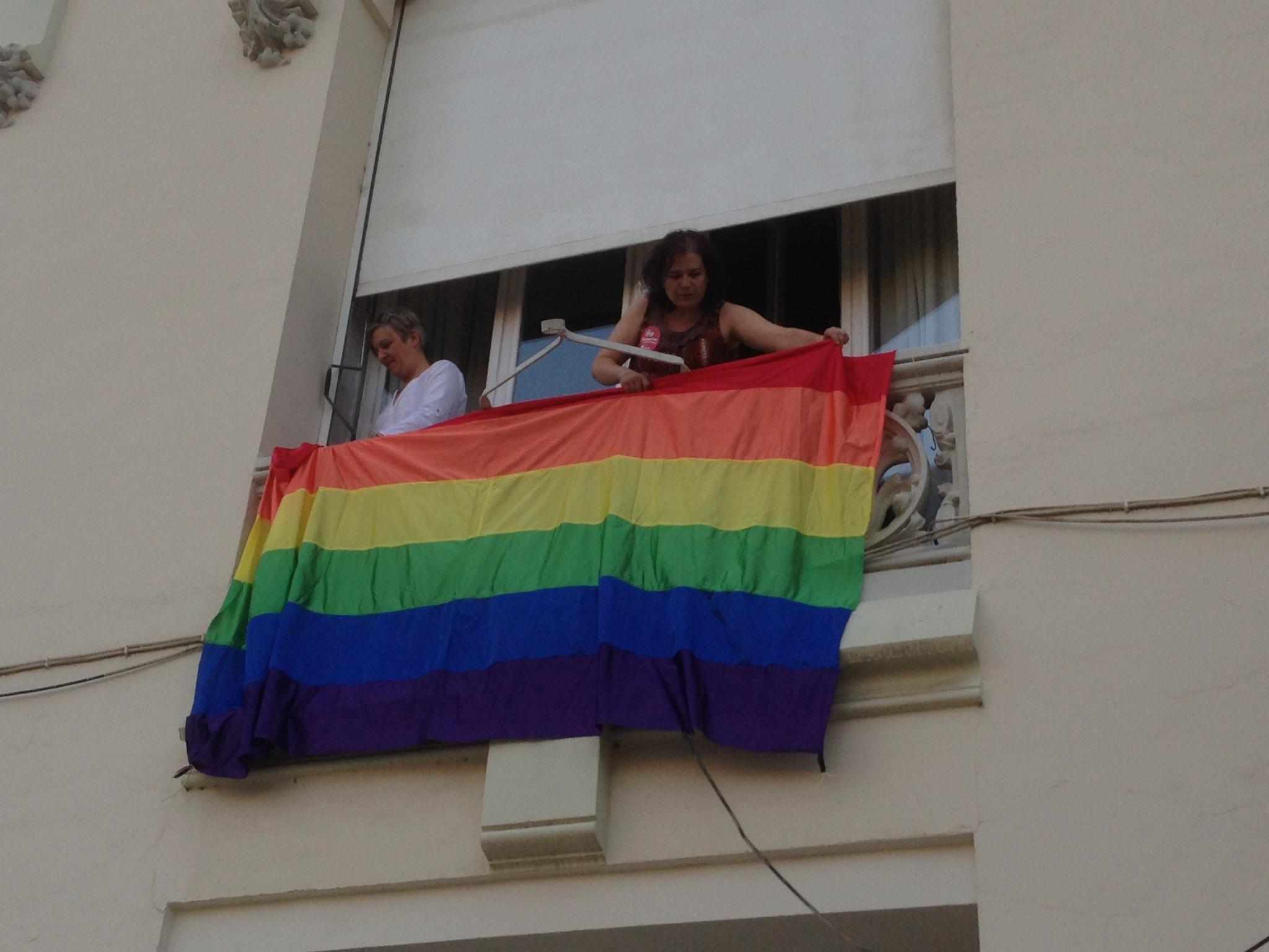 La bandera arcoíris ondea en el Casino de Huesca en cumplimiento de nuestra propuesta aprobada por el Ayuntamiento oscense