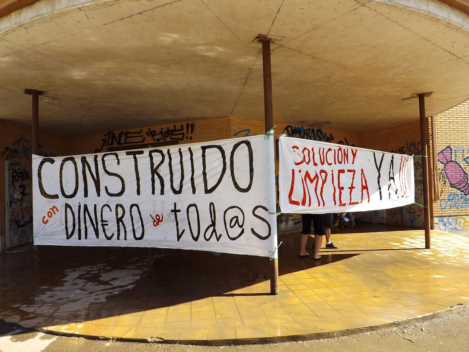 Valoramos positivamente el acto de limpieza popular realizado en el edificio de la CHE en la explanada del Sotet de Fraga