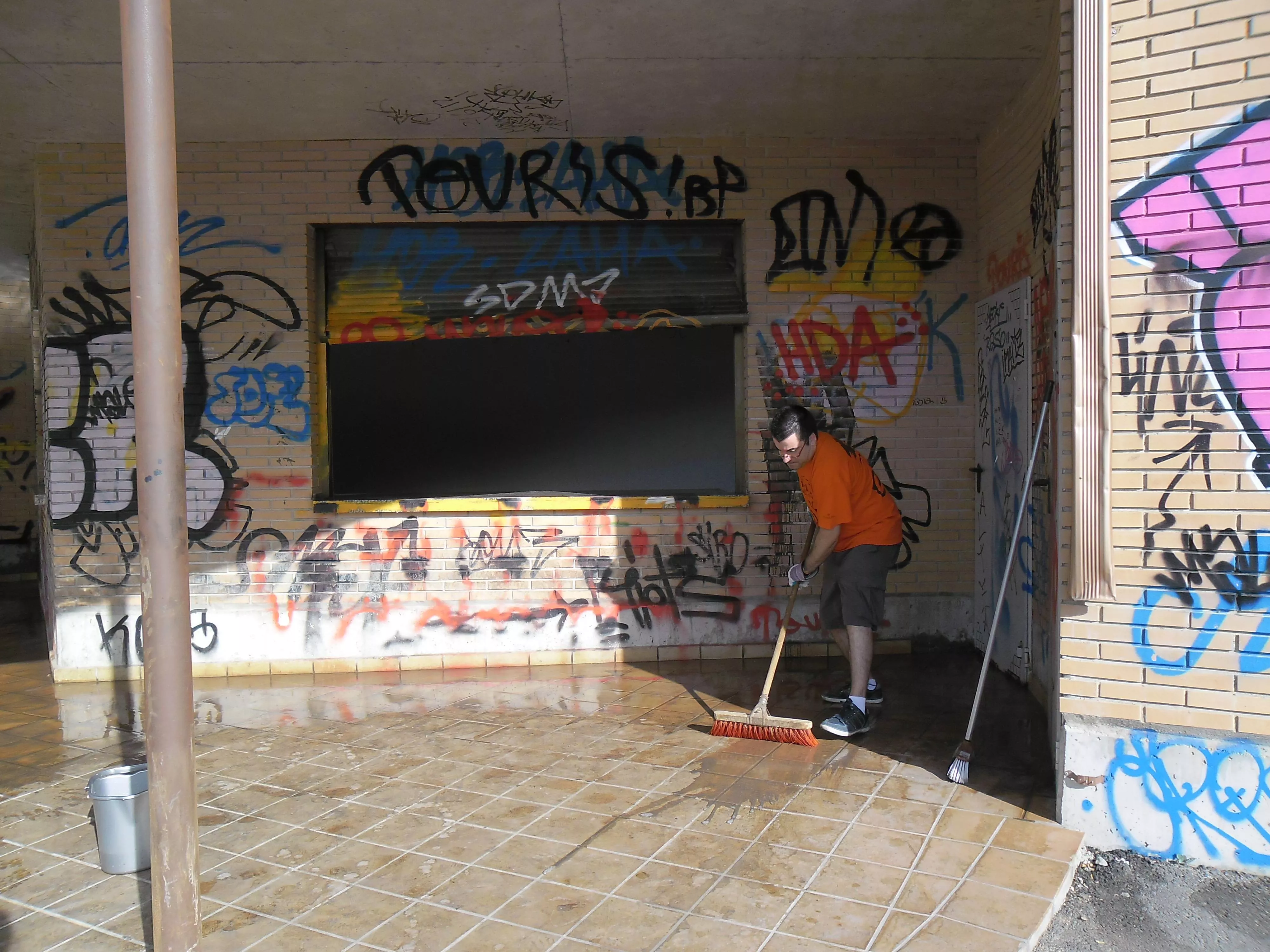 Valoramos positivamente la segunda brigada popular de limpieza del edificio de la CHE en Fraga y tramitamos una queja al Justicia referente a su situación catastral