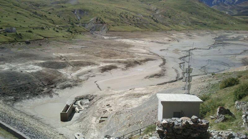 Exigimos responsabilidades por el vaciado del embalse de Escarra que dejó a la población de Escarrilla sin agua y causó mortandad de peces