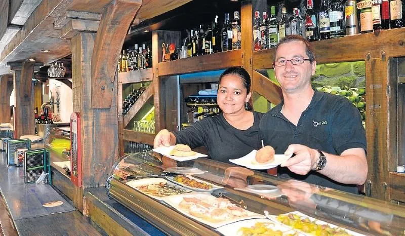 IU Huesca denuncia el carácter sexista del cartel del concurso «Huesca de Tapas»
