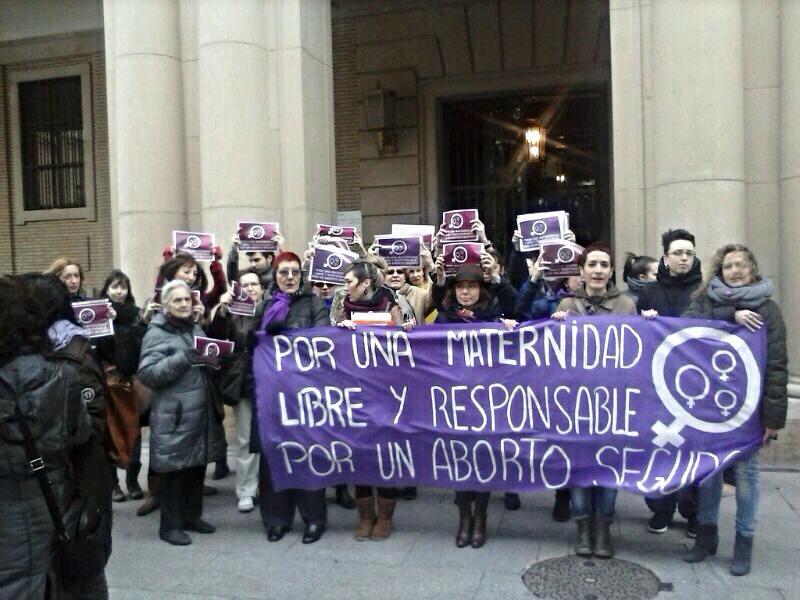 La Coordinadora de Organizaciones Feministas de Zaragoza ha entregado hoy 3.000 firmas en Delegación de Gobierno exigiendo a Gallardón la retirada de la reforma y por un aborto libre y gratuito