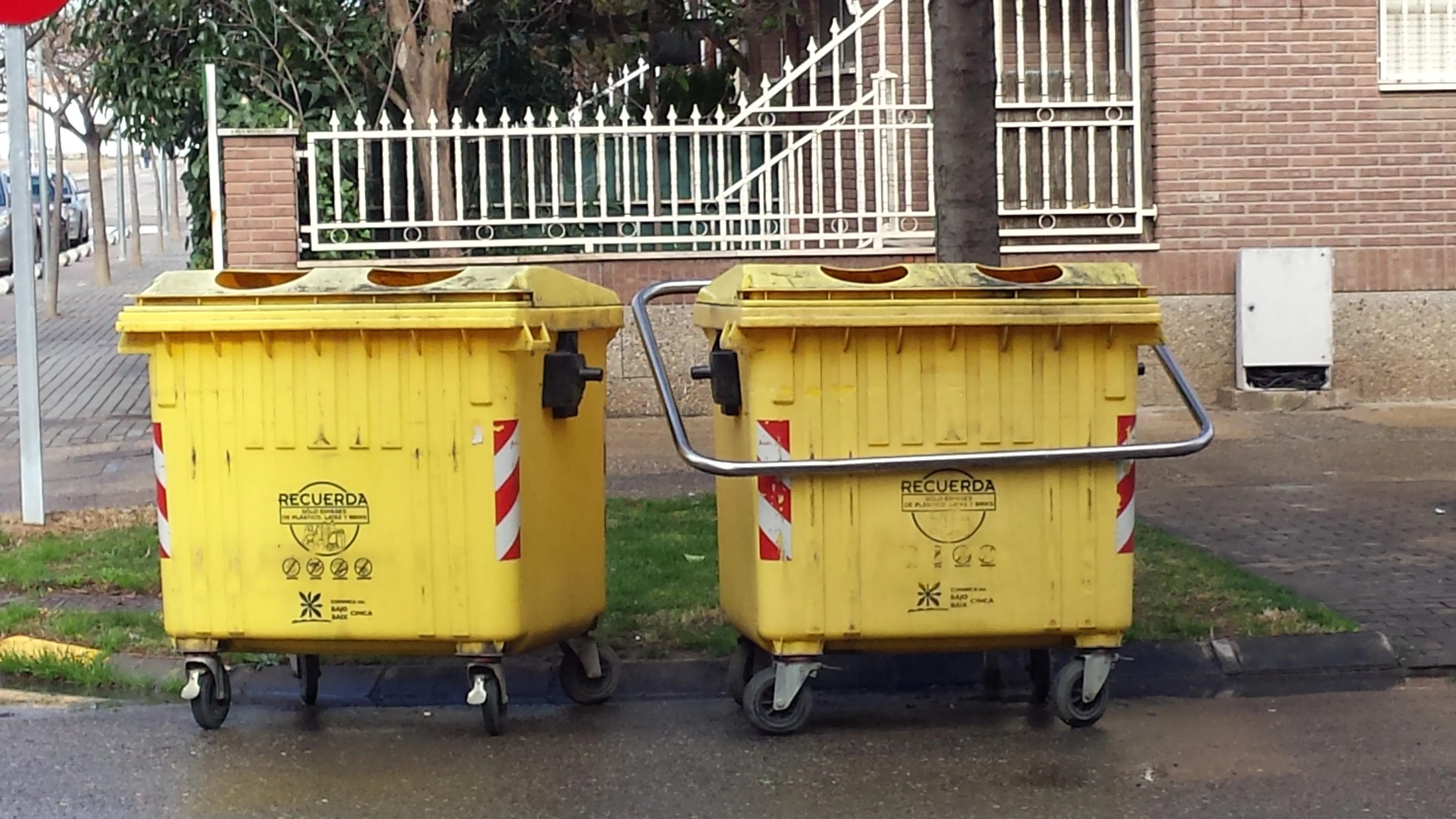 Solicitamos a la Comarca del Baix Cinca información sobre la periodicidad de la limpieza de los contenedores de reciclaje de plástico y vidrio en Fraga