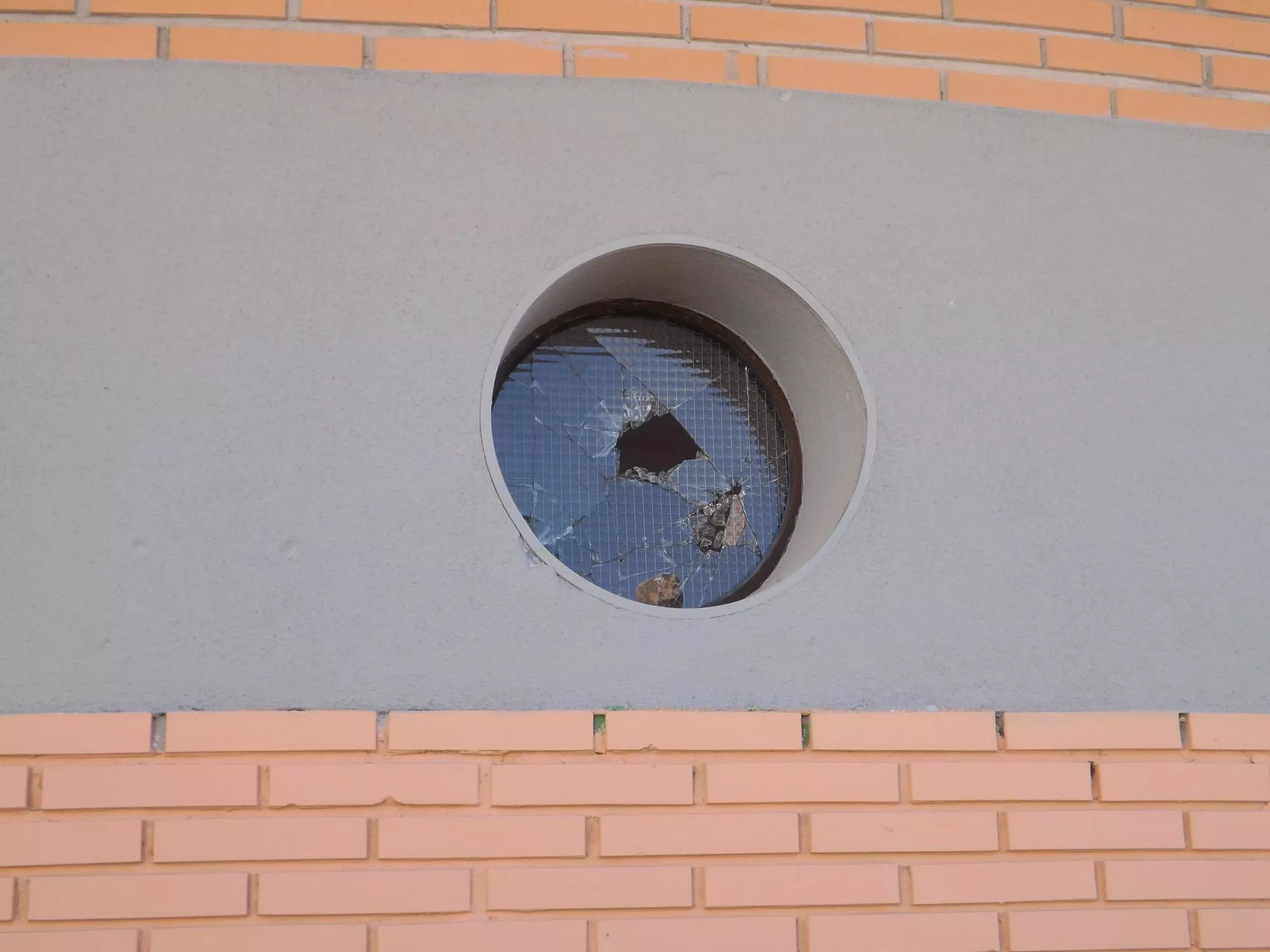 Solicitamos al Ayuntamiento de Fraga la reparación de desperfectos causados por actos vandálicos en el edificio circular del Sotet