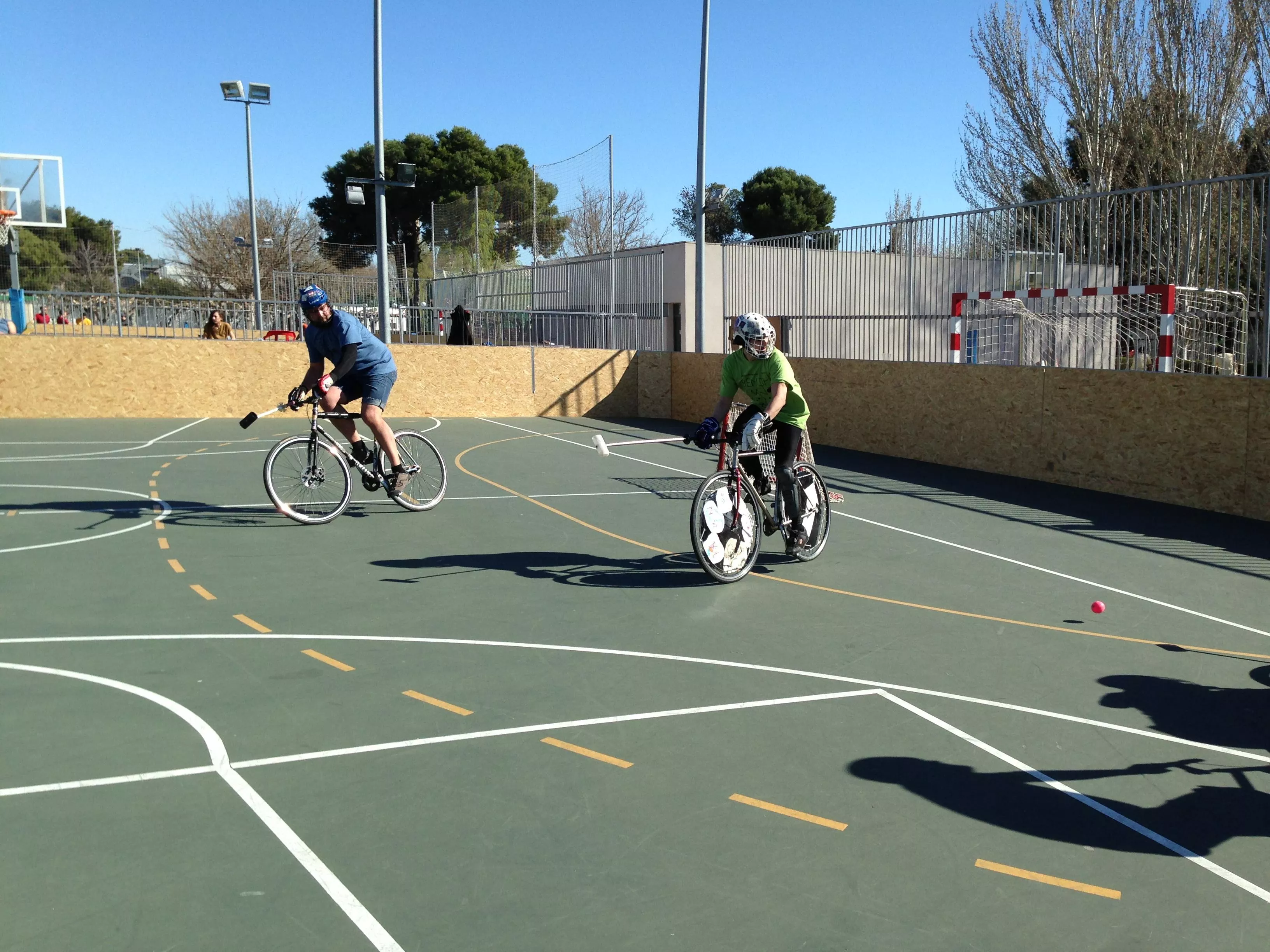 La interpretación de uso de los centros deportivos municipales respecto a las bicicletas es “ridícula”