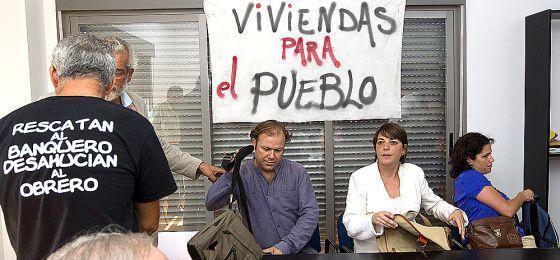 Susana Diaz deroga el decreto que anulaba las competencias para adjudicación de viviendas y todas las familias realojadas se mantendrán en sus viviendas
