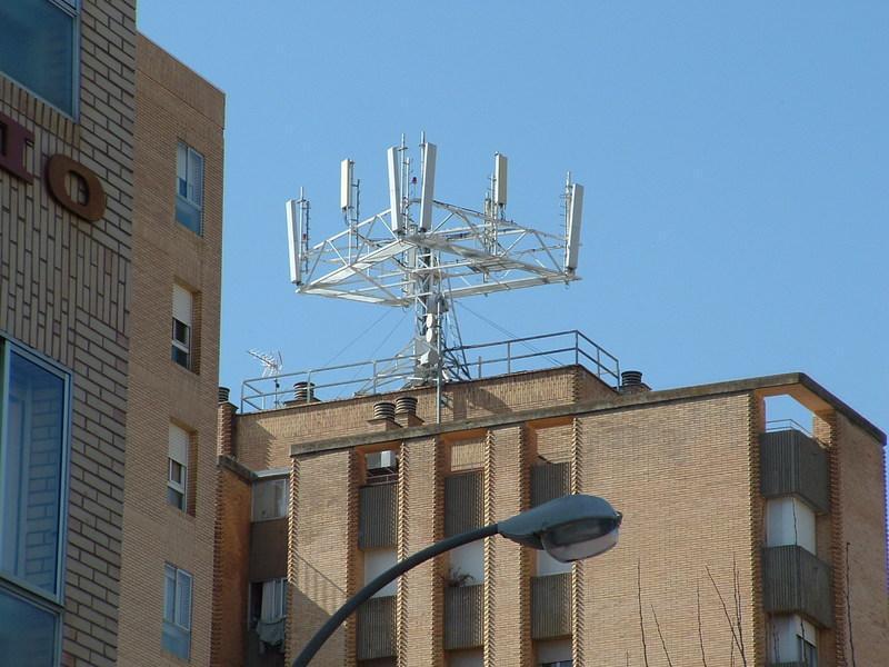 Izquierda Unida solicita a la Alcaldesa de Huesca que se implique y no permita la instalación de una antena de telefonía en las inmediaciones del Colegio Público Pirineos-Pyrénées