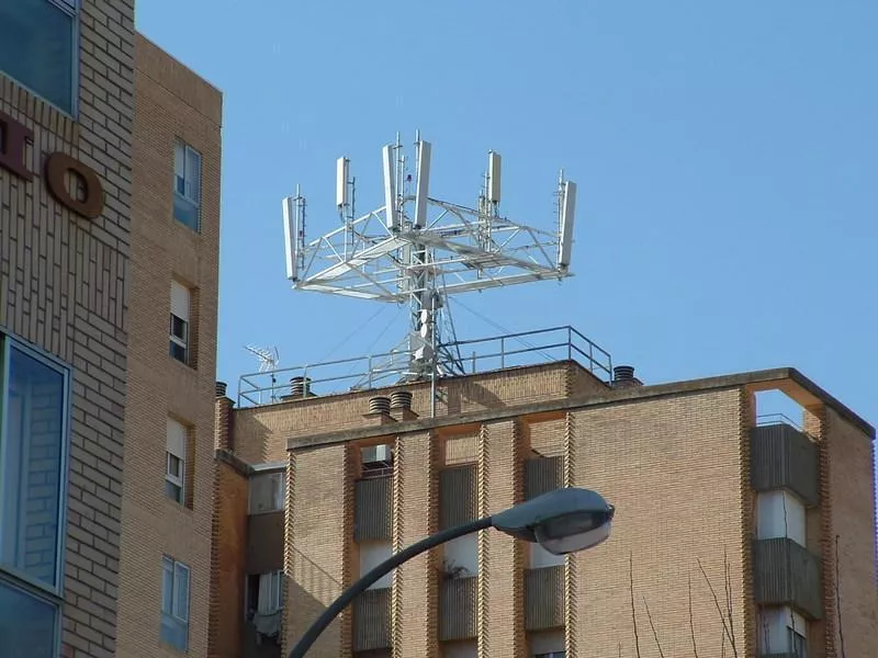 Izquierda Unida solicita a la Alcaldesa de Huesca que se implique y no permita la instalación de una antena de telefonía en las inmediaciones del Colegio Público Pirineos-Pyrénées