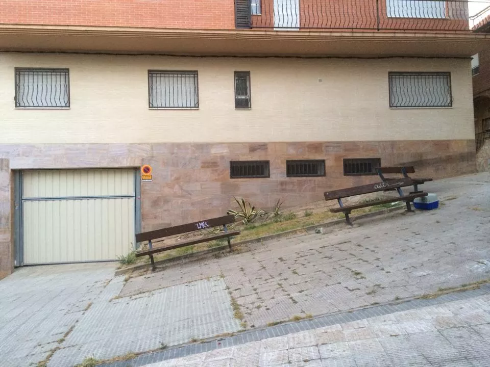 Denunciamos bancos instalados con una inclinación de casi 45º en el barrio de La Paz