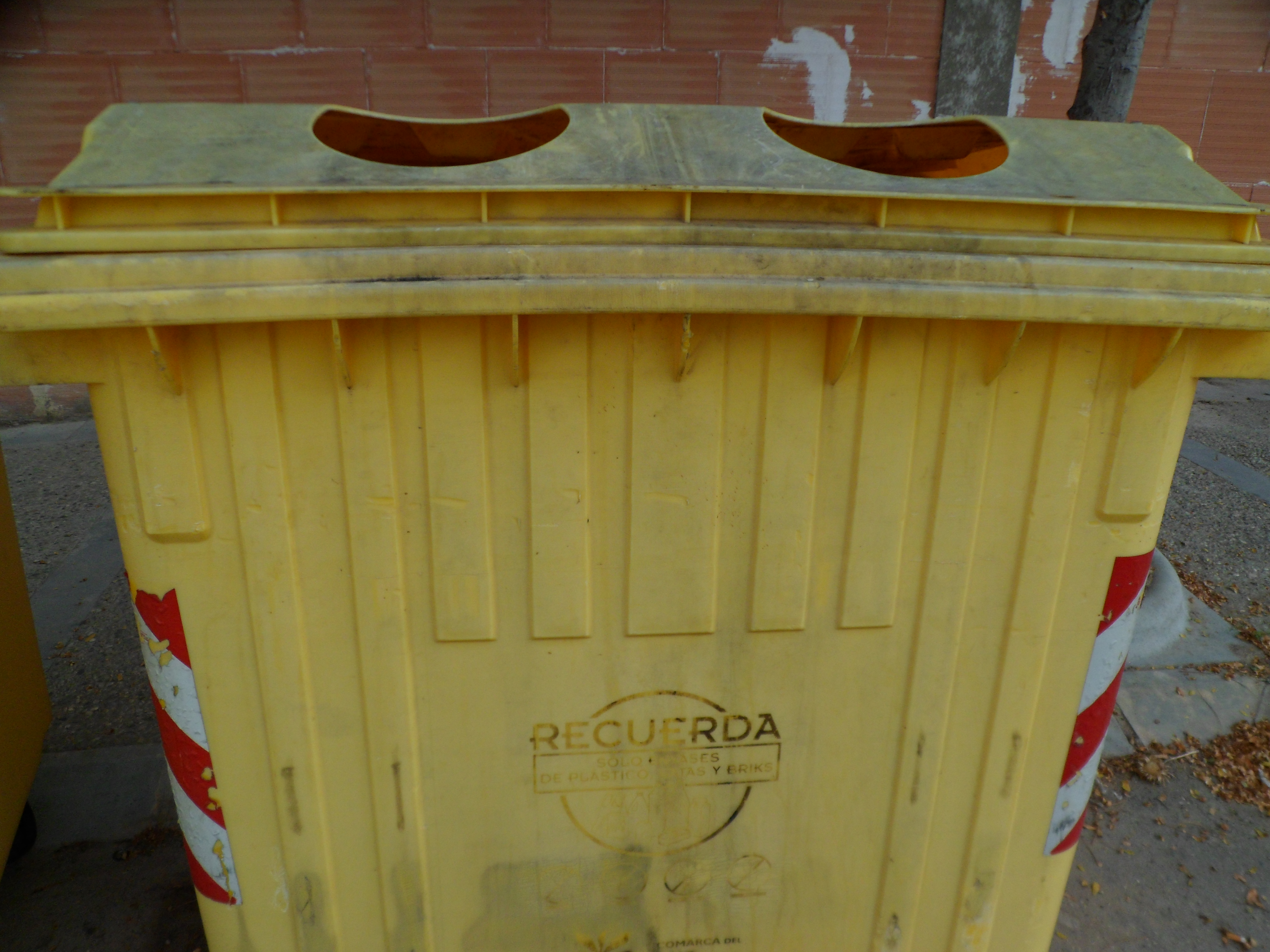 Denunciamos el “estado lamentable” de los contenedores de reciclaje amarillos y anuncia que preguntará por su mantenimiento a la Comarca