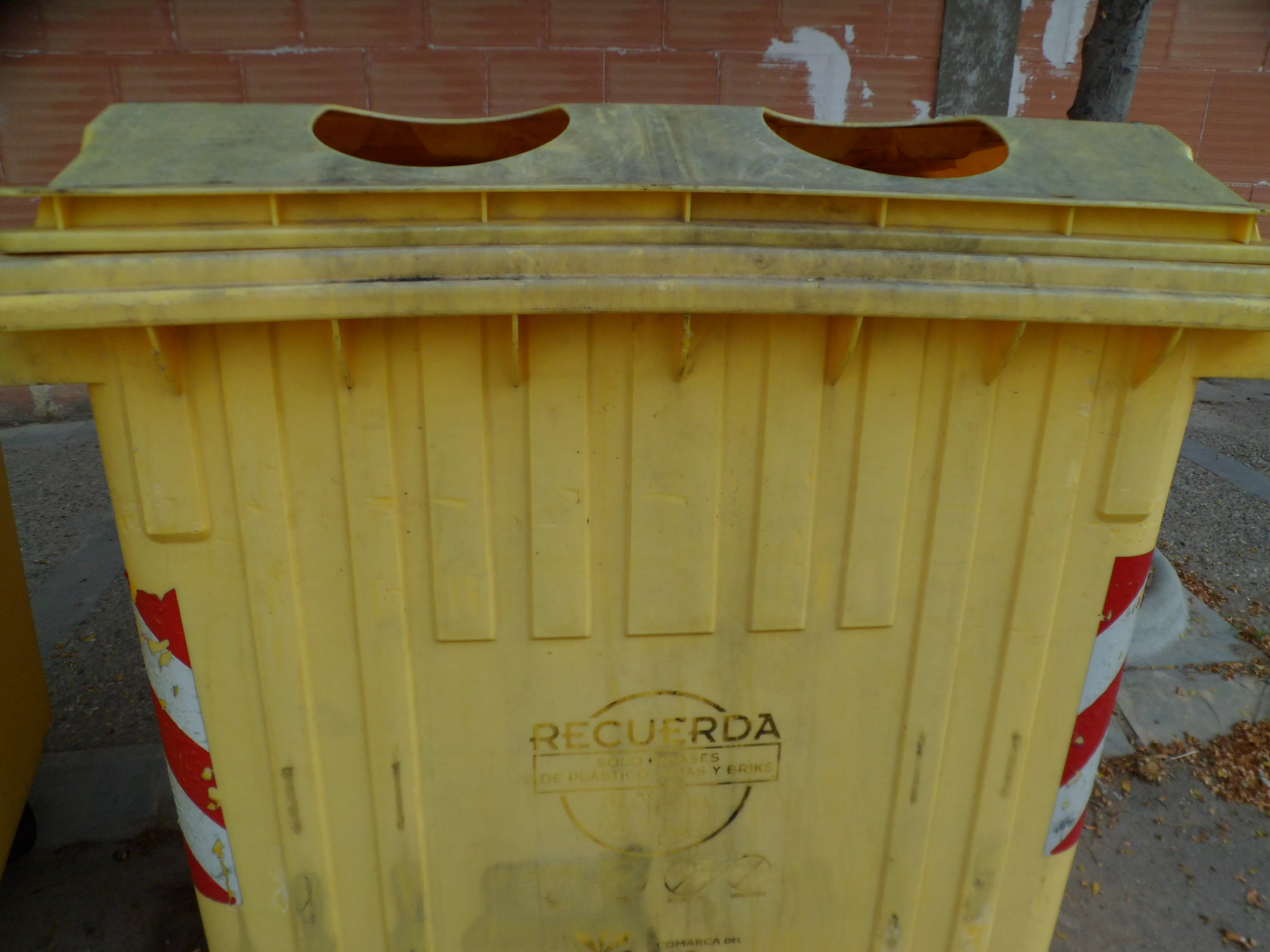 Denunciamos el “estado lamentable” de los contenedores de reciclaje amarillos y anuncia que preguntará por su mantenimiento a la Comarca
