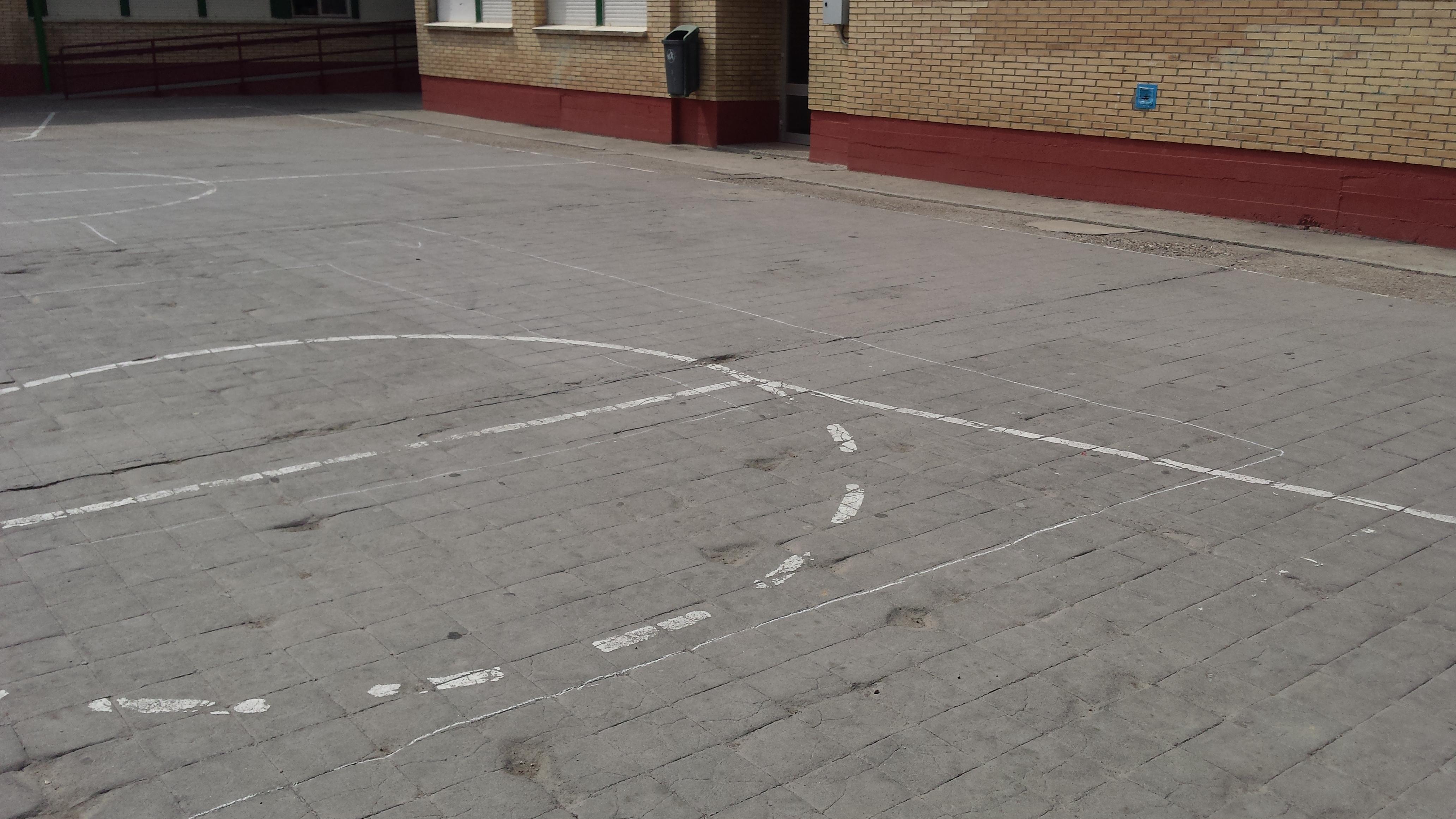 Solicitamos al Ayuntamiento de Fraga que repare el asfaltado de una zona del patio del colegio San José de Calasanz antes de que comience el curso escolar