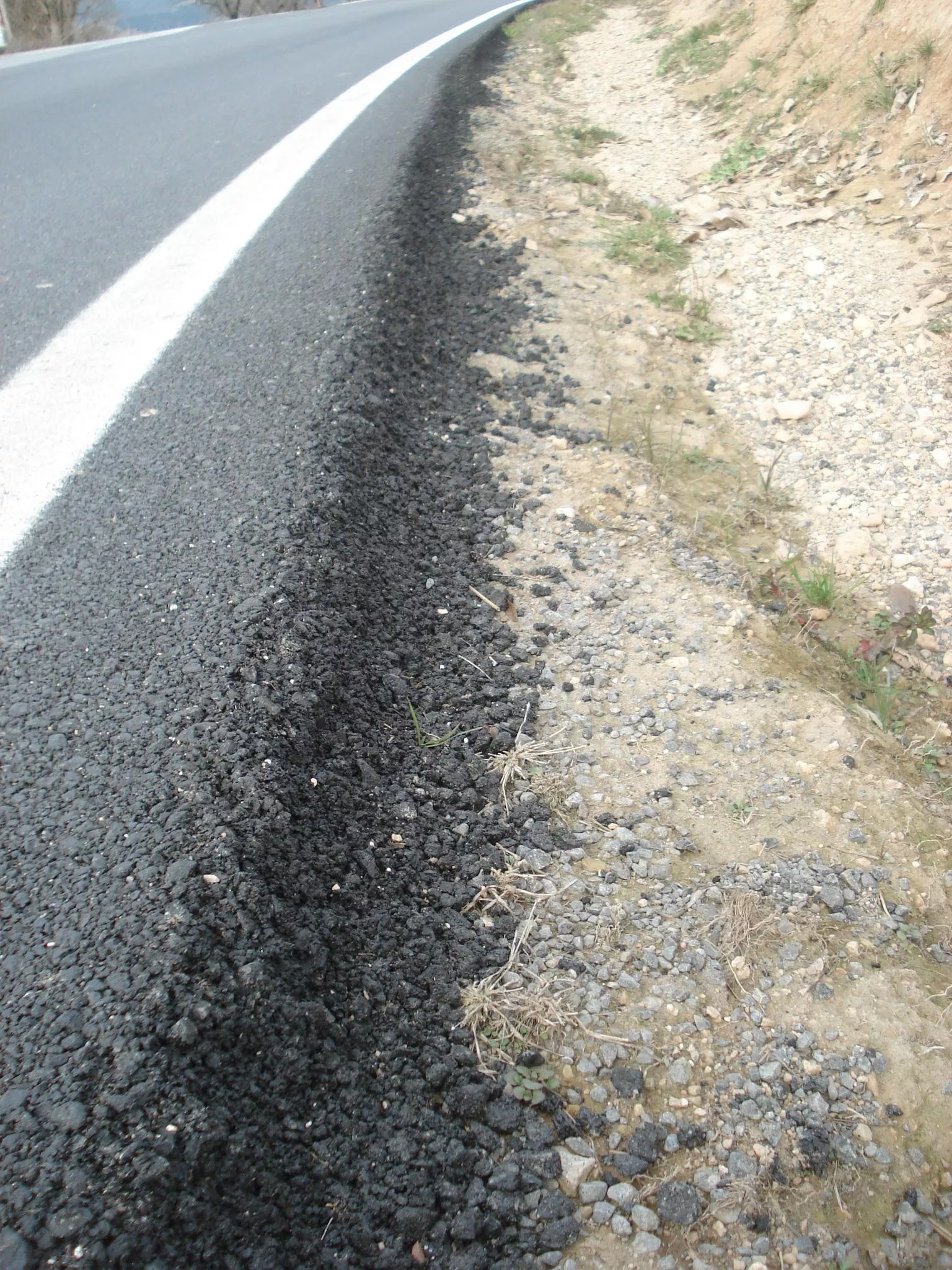 Trasladamos a las Cortes la preocupación de los vecinos de Estadilla por el riesgo de accidente en la A-133 a causa del estado del arcén