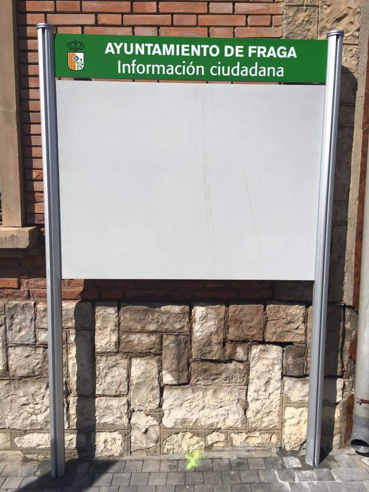Consideramos insuficiente el número de paneles de uso público instalados por el Ayuntamiento de Fraga y pedimos una normativa que regule su uso