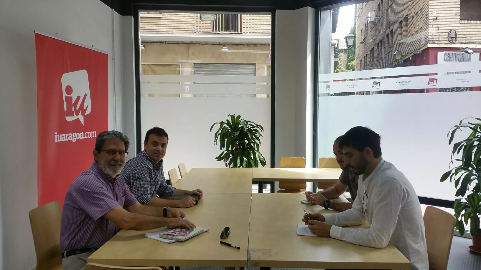 Reunión de IU con Podemos