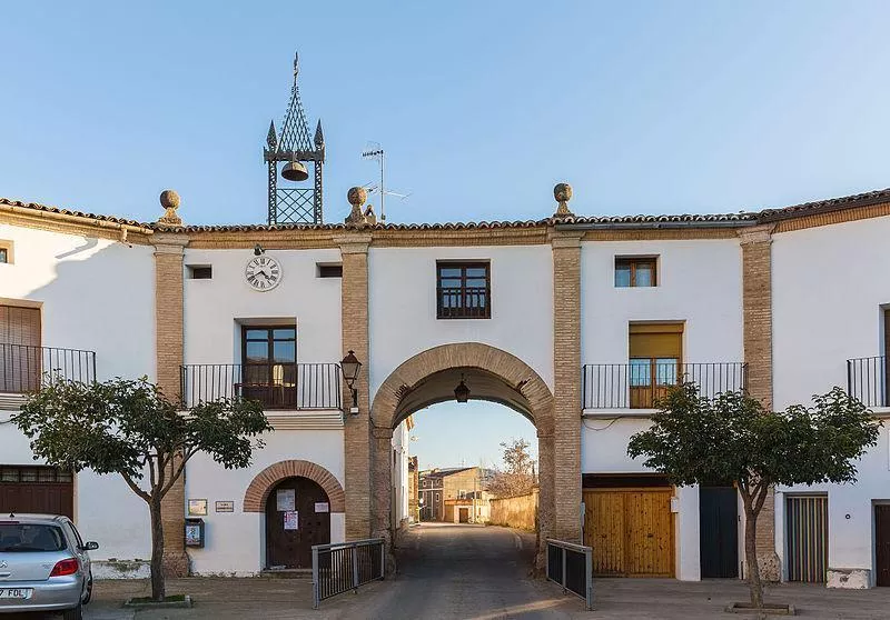 Trasladamos a Las Cortes la necesidad de medidas urgentes para evitar el deterioro de la plaza de España de Chodes