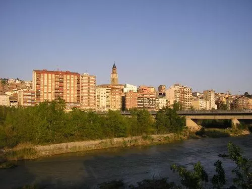 Insatisfechos con la respuesta del Gobierno de Aragón sobre los impagos de comunidad en varias viviendas vacías de VPO en Fraga