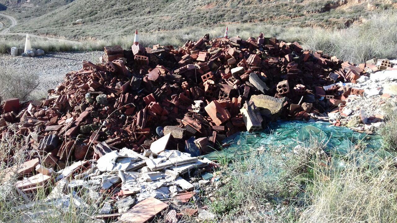 Denunciamos la existencia de vertederos ilegales con escombros de material de obra en la Partida de la Concepción de Fraga