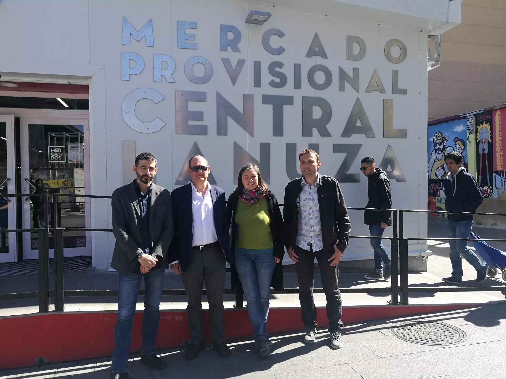 IU visita mercado