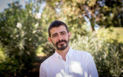 Rosas y claveles rojos (El Periódico de Aragón)