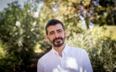 Rosas y claveles rojos (El Periódico de Aragón)
