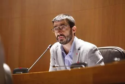 Sanz: “La estructura de atención domiciliaria al alumnado en riesgo por la Covid-19 del Departamento de Educación es bien intencionada, pero es escasa y mejorable”