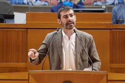 Debatimos con Broto las consecuencias de su  gestión a base de conciertos, reducción de plantillas propias y aumento de contrataciones de categorías inferiores