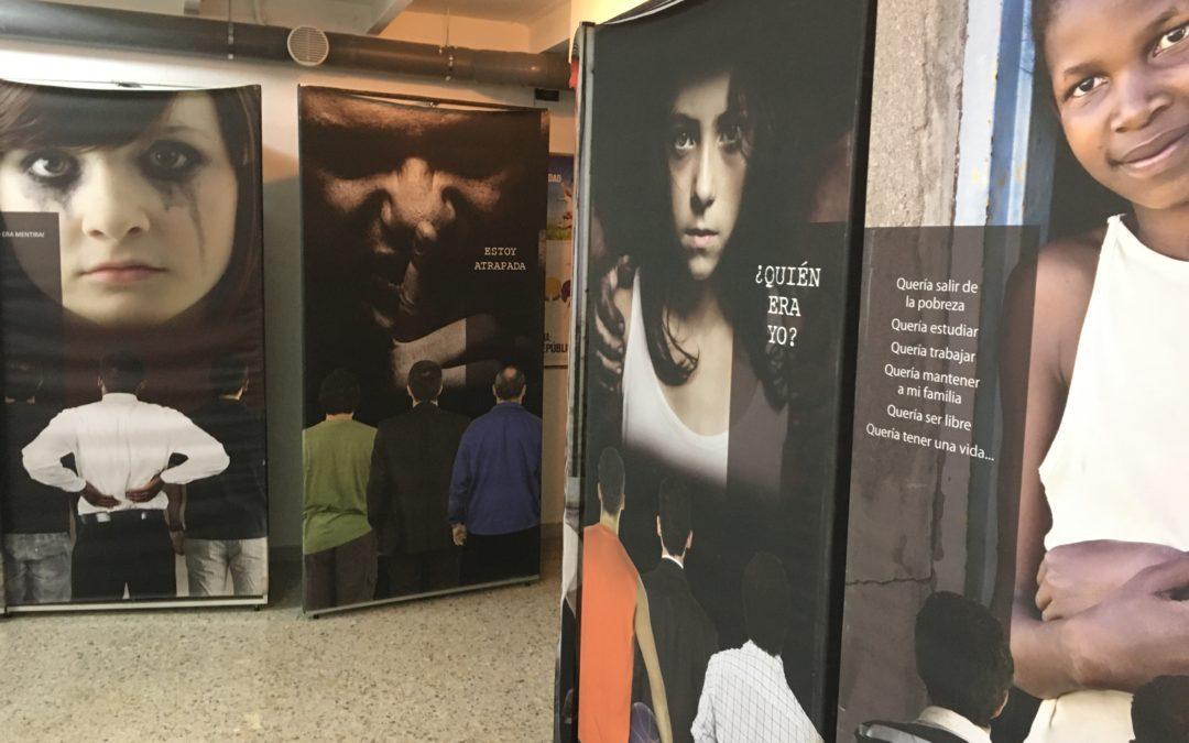 Inauguramos en Huesca la exposición ‘No seas cómplice’ para concienciar sobre la trata de mujeres y niñas