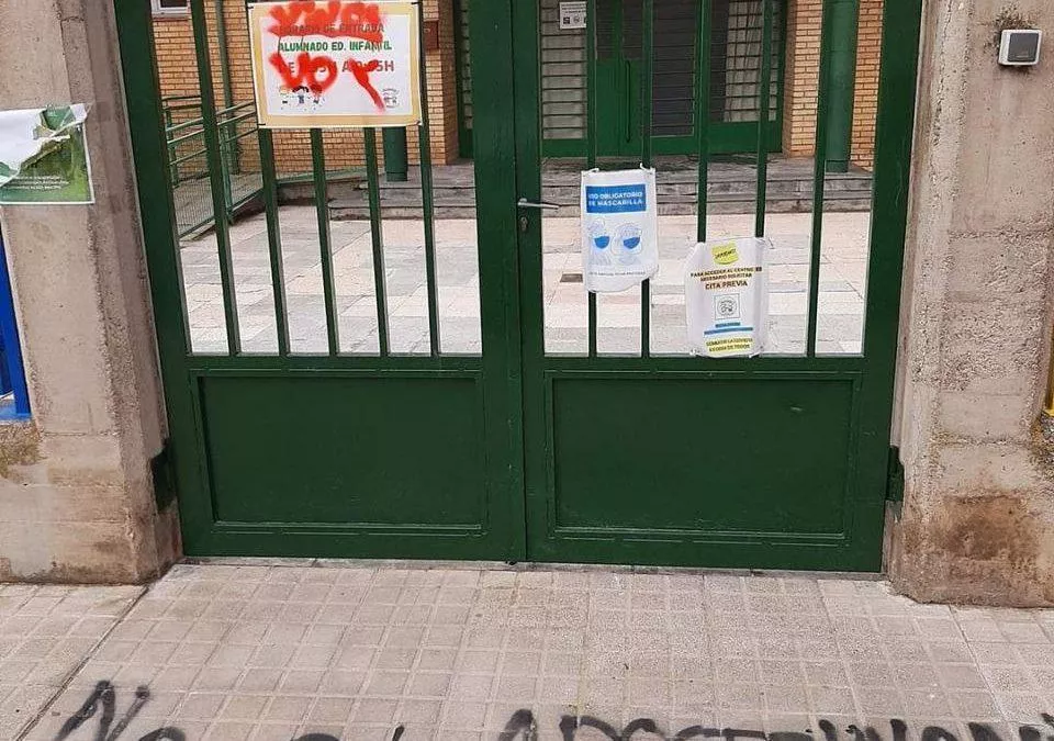 IU Huesca condena el ataque contra un colegio público oscense con pintadas de “Viva Vox”