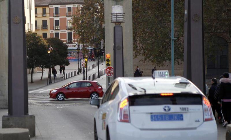 IU Zaragoza rechaza la implantación de Uber en Zaragoza y defiende el taxi como sector público
