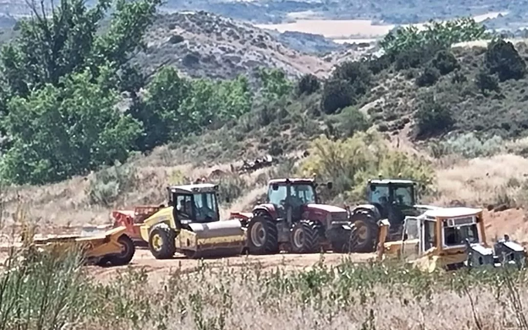Izquierda Unida denuncia el inicio ilegal de obras de una macrogranja en Valmuel y convoca un acto público para abrir el debate sobre el modelo ganadero intensivo