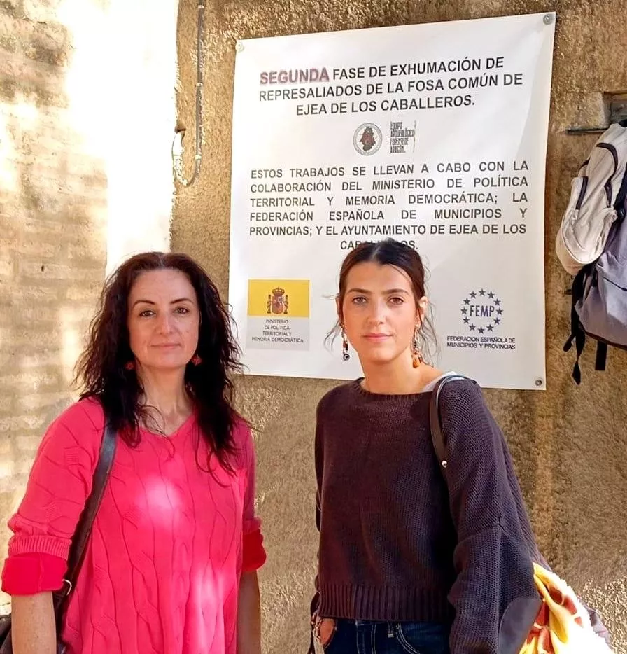 Izquierda Unida visita los trabajos de exhumación de la mayor fosa común de Aragón